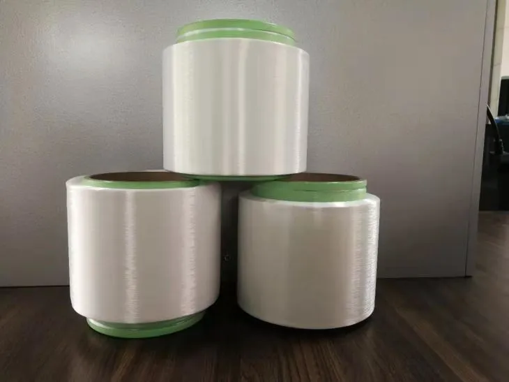 Poliesteru apvalka dzīslas dzija